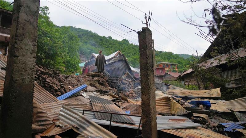 Neue Feuergefechte zwischen Indien und Pakistan Ein Mann inspiziert sein beschädigtes Haus nach dem nächtlichen Beschuss aus Pakistan im Dorf Gingal im Bezirk Uri im indisch kontrollierten Kaschmir.
