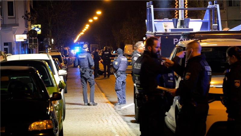 Ein Mann ist von Schüssen schwer verletzt worden.