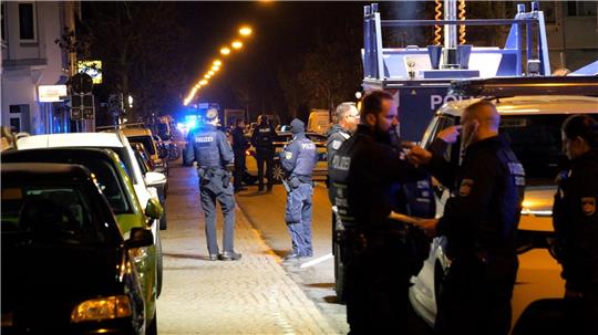 Ein Mann ist von Schüssen schwer verletzt worden.