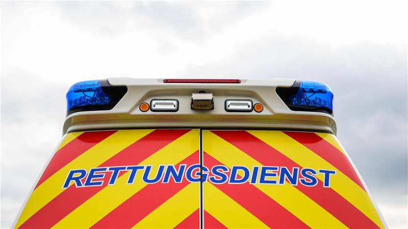 Ein Mann kam nach einem Messerangriff mit lebensgefährlichen Verletzungen in ein Krankenhaus. (Symbolbild)