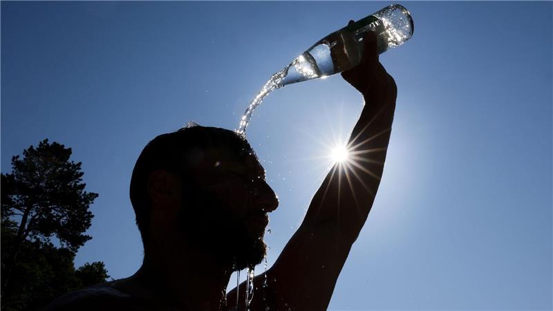 Jüngste Hitzewelle: Deutlich mehr Tote durch Klimawandel Ein Mann kühlt sich bei Hitze ab. (Archivbild)