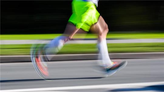 Ein Mann läuft beim Hannover Marathon 2022 (Aufnahme mit langer Verschlusszeit).