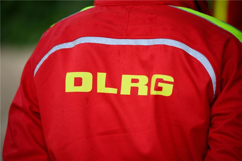 DLRG steigert Mitgliederzahlen: Rekord Ein Mann mit einer DLRG Jacke.