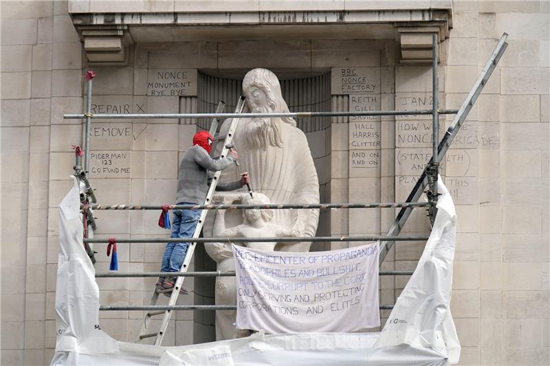 Umstrittene Statue an BBC-Gebäude attackiert Ein Mann mit einer Spiderman-Maske beschädigt die Statue eines umstrittenen Bildhauers am Hauptquartier der BBC in London.