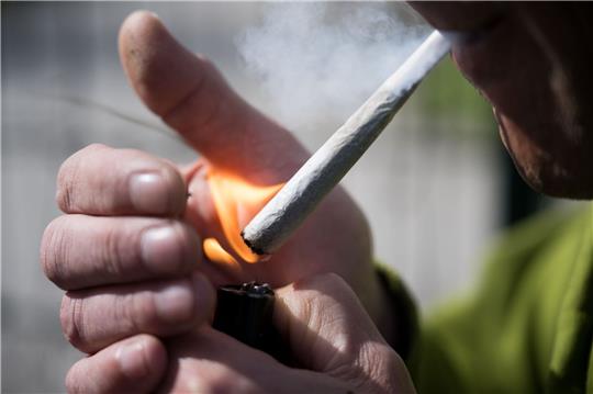 Ein Mann raucht einen Joint. Der Bundesrat hatte am 22. März 2024 den Weg zur Teil-Legalisierung von Cannabis zum 1. April freigemacht.