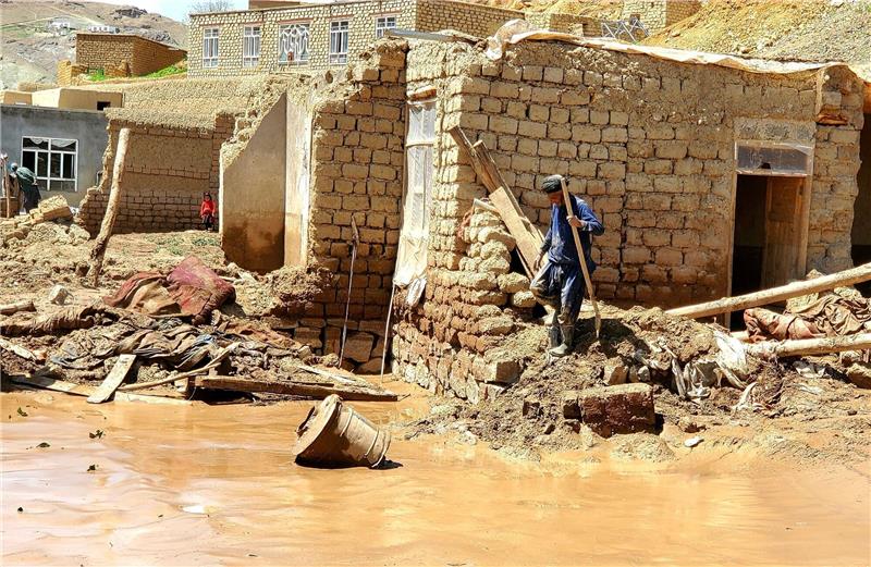 Neue Überschwemmungen in Afghanistan Ein Mann sammelt nach schweren Überschwemmungen in der Provinz Ghor seine Habseligkeiten zusammen.