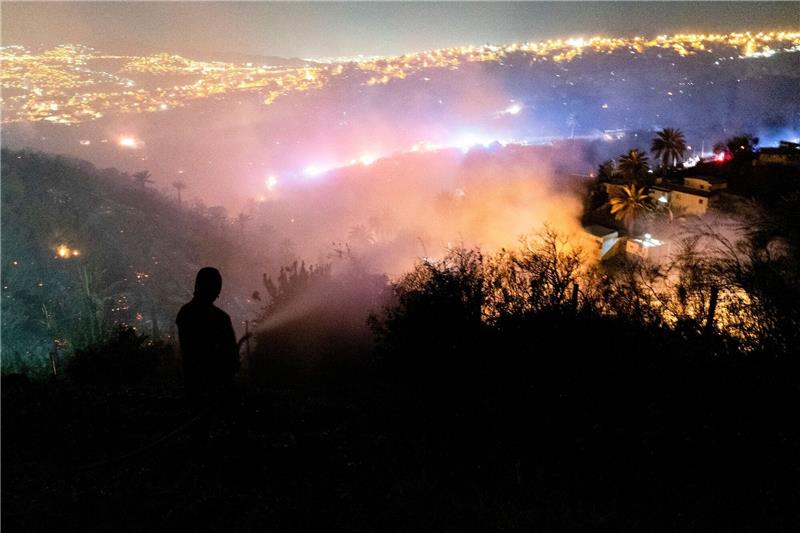 Zwei Tote bei Bränden in Chile - Katastrophenfall ausgerufen Ein Mann schaut auf die Brände bei Vina Del Mar.
