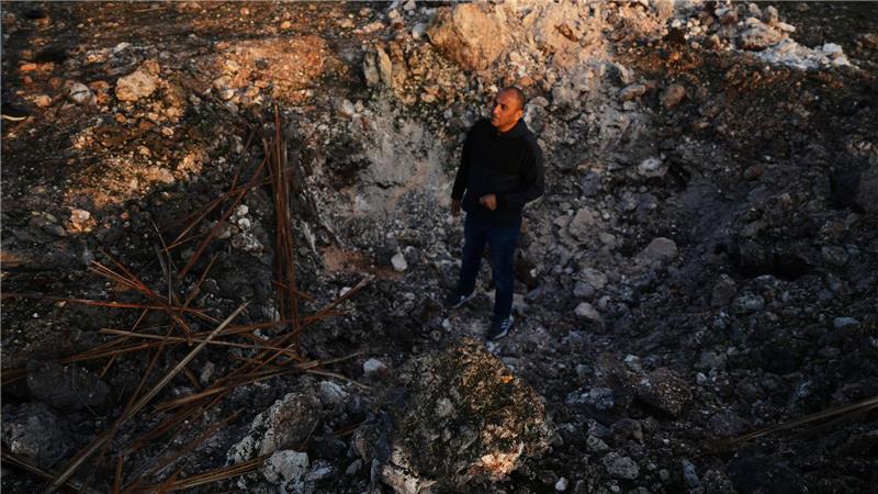 Ein Mann schaut nach dem Einschlag einer iranischen Rakete im Norden Israels die Schäden an.