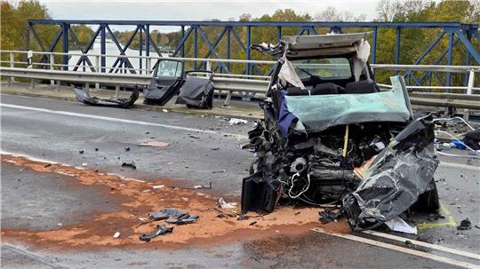 Unfall mit drei Toten im Kanal – weiter Fragen offen Ein Mann schwebt nach dem Unfall weiter in Lebensgefahr, eine Frau ist schwer verletzt.