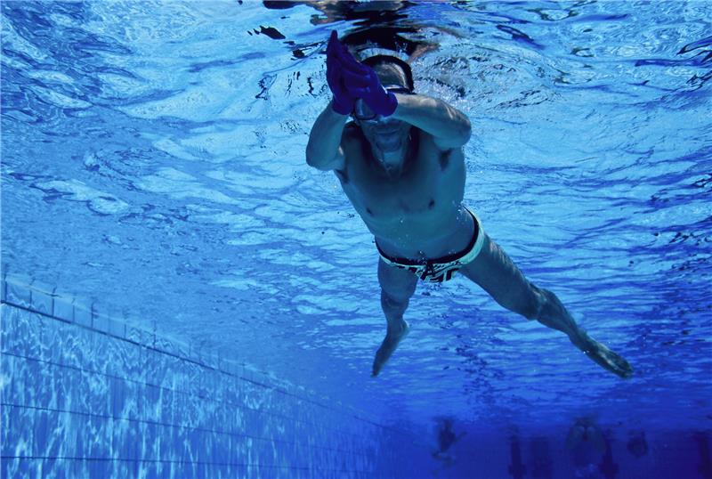 Ein Mann schwimmt in einem Berliner Hallenbad. Symbolfoto: picture alliance / dpa | Emily Wabitsch