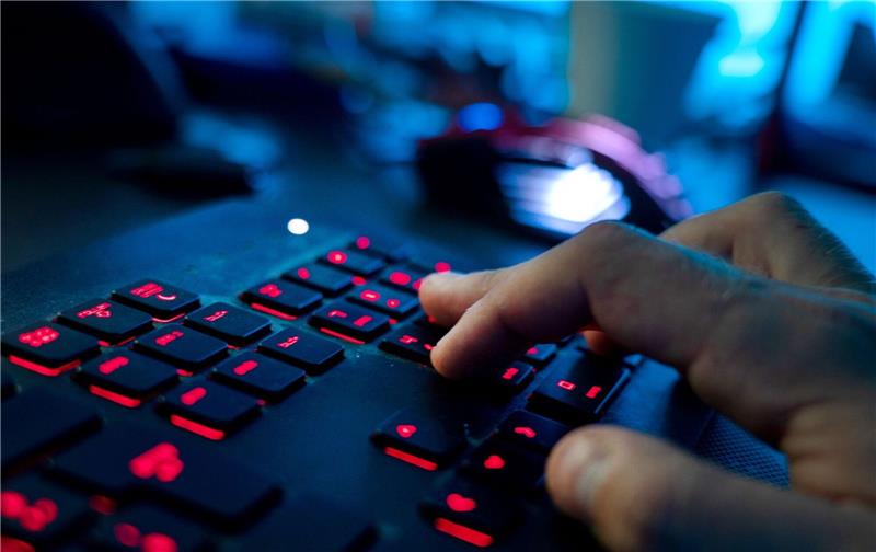 Drogenhandel im Darknet: Verdächtiger an USA ausgeliefert Ein Mann sitzt am Rechner und tippt auf einer Tastatur.