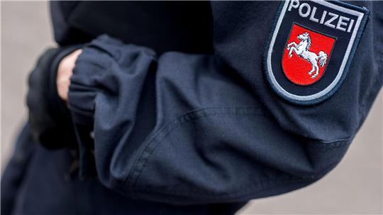 Ein Mann soll einen Polizisten in die Hand gebissen haben. (Symbolbild)