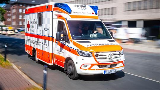 Ein Mann soll in Bremen eine angehende Polizistin verletzt haben. Die Frau kam ins Krankenhaus. (Symbolbild) 