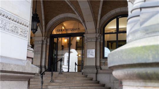 Ein Mann soll jahrelang seine Familie gequält haben und steht deshalb ab Mitte Januar vor Gericht. (Archivbild)