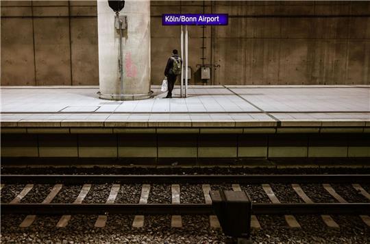 Ein Mann steht auf einem Bahnsteig am Flughafenbahnhof Köln/Bonn. Fahrgäste müssen deutschlandweit den ganzen Tag über erneut mit großen Einschränkungen im Personenverkehr rechnen.