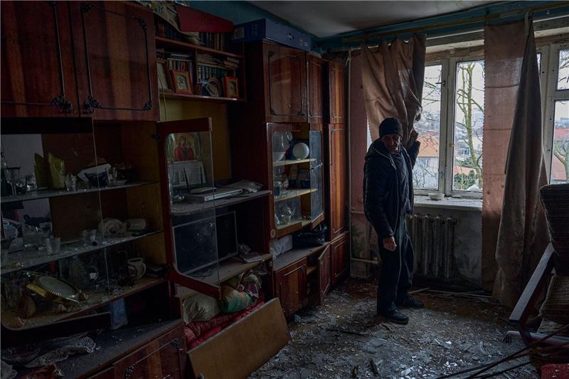 Krieg gegen die Ukraine: So ist die Lage Ein Mann steht in seiner Wohnung in Cherson nach einem russischen Beschuss.