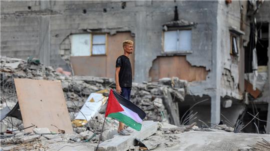 Bericht: Drohnen des US-Militärs kreisen über Gazastreifen Ein Mann steht neben Häusern, die durch die israelische Luft- und Bodenoffensive zerstört wurden.