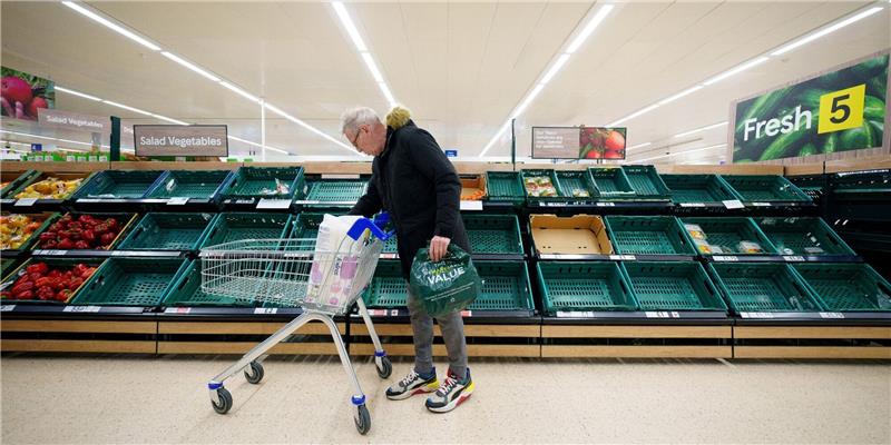 Leere Gemüseregale: Was dem Brexit-Land bald fehlen könnte Ein Mann steht vor einem leeren Gemüseregal in einem Supermarkt in Manchester.