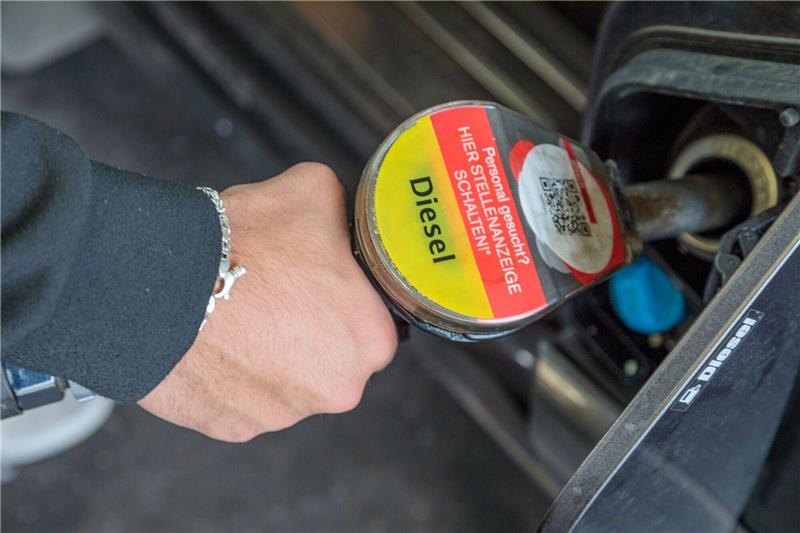 Die beste Taktik gegen Spritwucher Ein Mann tankt an einer Tankstelle Diesel. Beim Dieselpreis zeigt sich derzeit laut ADAC «ein massives Nord-Süd-Gefälle».