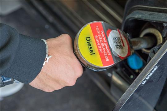 Ein Mann tankt an einer Tankstelle Diesel. Beim Dieselpreis zeigt sich derzeit laut ADAC «ein massives Nord-Süd-Gefälle».