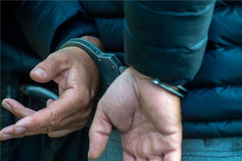 Tote Frau in Aurich: Lebensgefährte unter Tatverdacht Ein Mann trägt Handschellen.