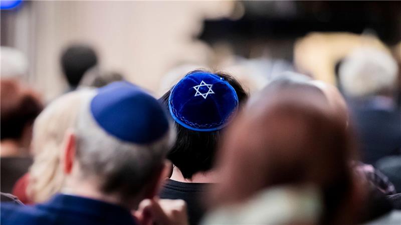 Ein Mann trägt bei einer Gedenkveranstaltung in Erinnerung an die Opfer der Novemberpogrome 1938 im Jüdischen Gemeindehaus im Berliner Ortsteil Charlottenburg eine Kippa. 