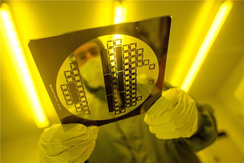Studie: Abhängigkeit von Rohstoff-Importen aus Asien wächst Ein Mann trägt in einem Reinraum eine sogenannte «Maske» Herstellung von Halbleiterstrukturen durch den Reinraum.