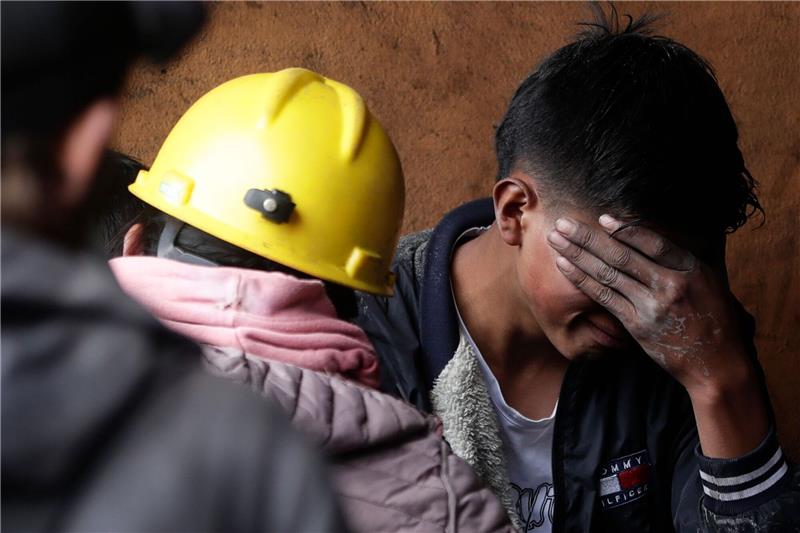 Schon 21 Tote nach Grubenunglück in Kolumbien Ein Mann trauert vor einer Kohlemine, die von einer Explosion betroffen war. Die Zahl der Toten nach der Explosion ist nach offiziellen Angaben weiter gestiegen.
