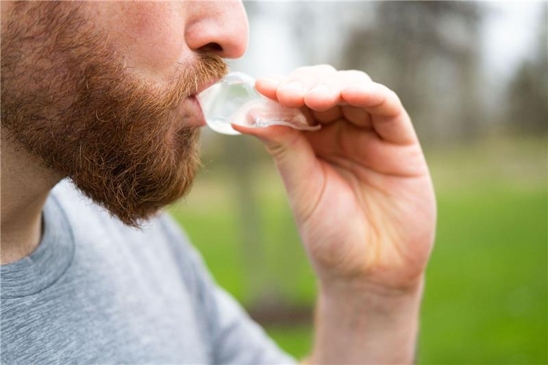 Wohin mit dem Plastik? Kreative Ideen gegen die Müllflut Ein Mann trinkt Wasser aus der kompostierbaren Verpackung des Start-up-Unternehmens Notpla.
