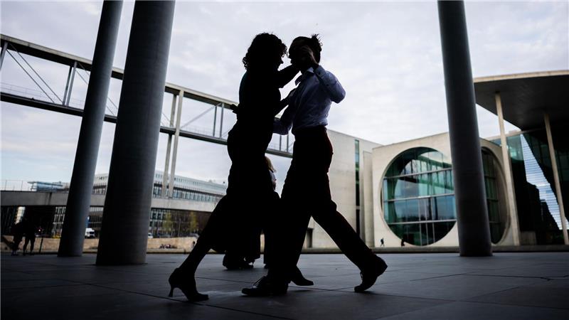 Ein Mann und eine Frau tanzen im Regierungsviertel in Berlin am Paul-Löbe-Haus des Deutschen Bundestages Tango.