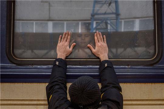 Ein Mann verabschiedet sich von seiner fünfjährigen Tochter am Bahnhof von Kiew in der Ukraine.