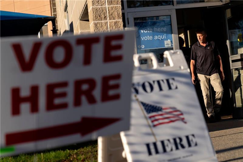Das Wichtigste zu den „Midterms” in den USA Ein Mann verlässt ein Wahllokal in Cranston.