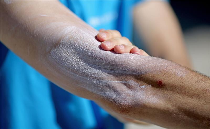 Ein Viertel nutzt Sonnencreme nur im Freibad oder Urlaub Ein Mann verreibt Sonnencreme auf seinem Arm. Einer aktuellen Umfrage zufolge nutzt gut ein Drittel aller Befragten im Frühjahr und Sommer normalerweise kein Sonnenschutzmittel.
