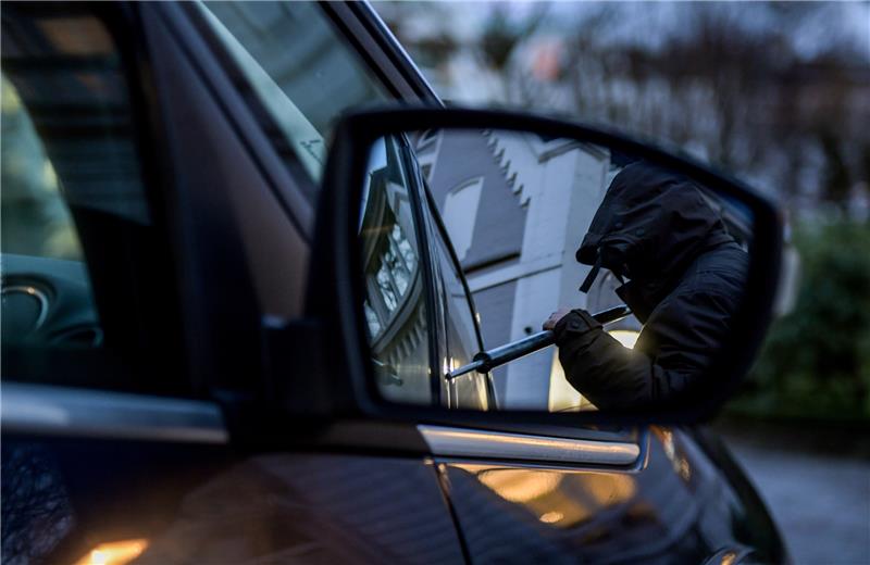 Niedersachsen: Autodiebstähle um knapp 20 Prozent gestiegen Ein Mann versucht eine Autotür mit einer Metallstange aufzubrechen (gestellte Szene). Foto: picture alliance / Axel Heimken/dpa | Axel Heimken
