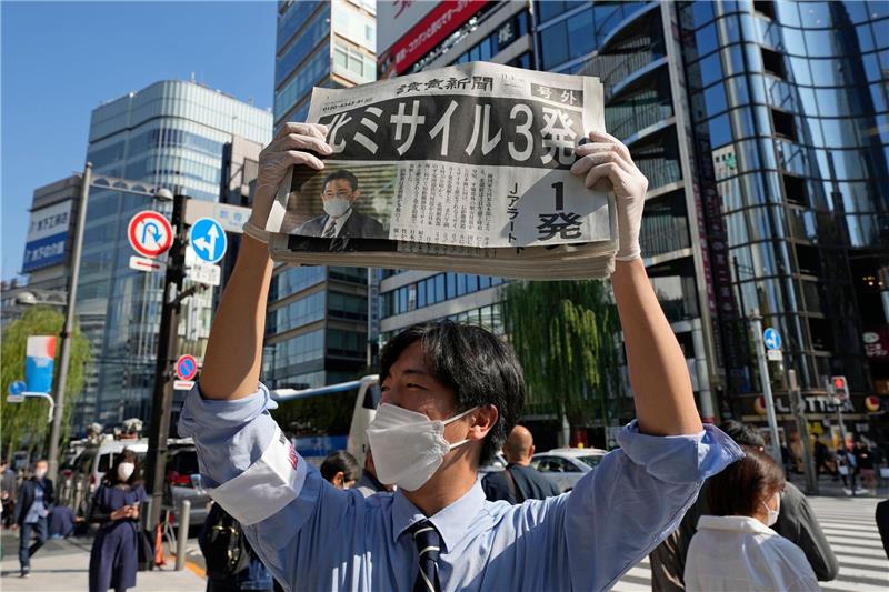 Nordkorea setzt Tests mit atomwaffenfähigen Raketen fort Ein Mann verteilt in Tokio eine Sonderausgabe der Zeitung Yomiuri, in der über die jüngsten Raketenstarts Nordkoreas berichtet wird.