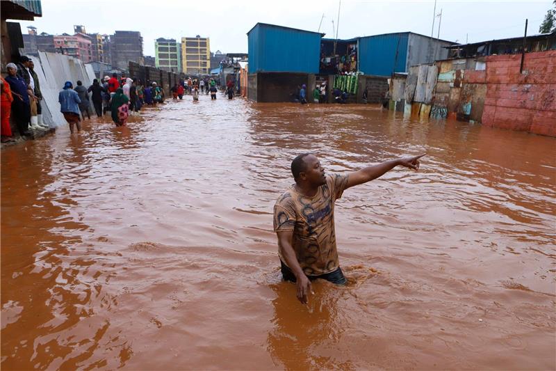 Schwere Regenfälle in Ostafrika: 155 Tote allein in Tansania Ein Mann watet in Nairobi durch das Hochwasser.