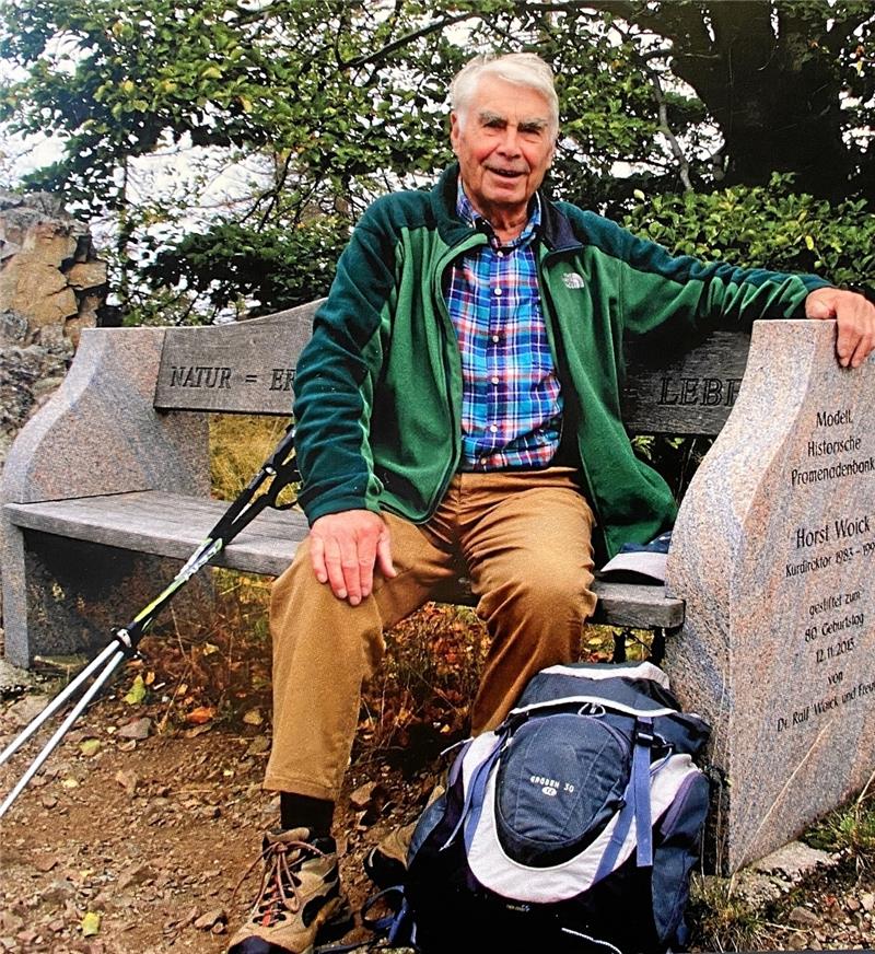 Ein Mann wie Horst Woick hat auch eine eigene Bank (sie steht auf dem Besinnungsweg). Und es ist wirklich seine, finanziert aus Geldgeschenken anlässlich seines 80. Geburtstages. Foto: Privat