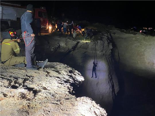 Ein Mann wird von Rettern auf Kythira über eine Klippe an Land gezogen.