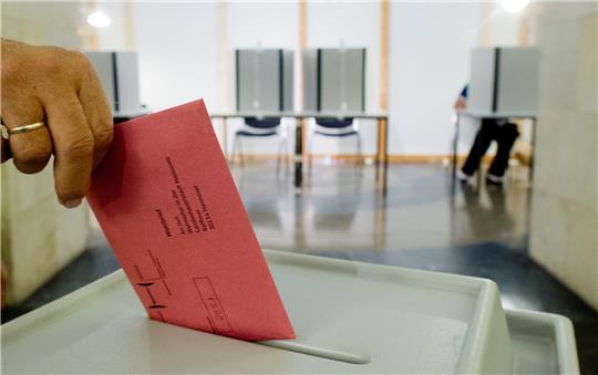 Ein Mann wirft in einem Wahlraum im Neuen Rathaus in Hannover seinen Stimmzettel in eine Wahlurne. Archivbild: Julian Stratenschulte, dpa