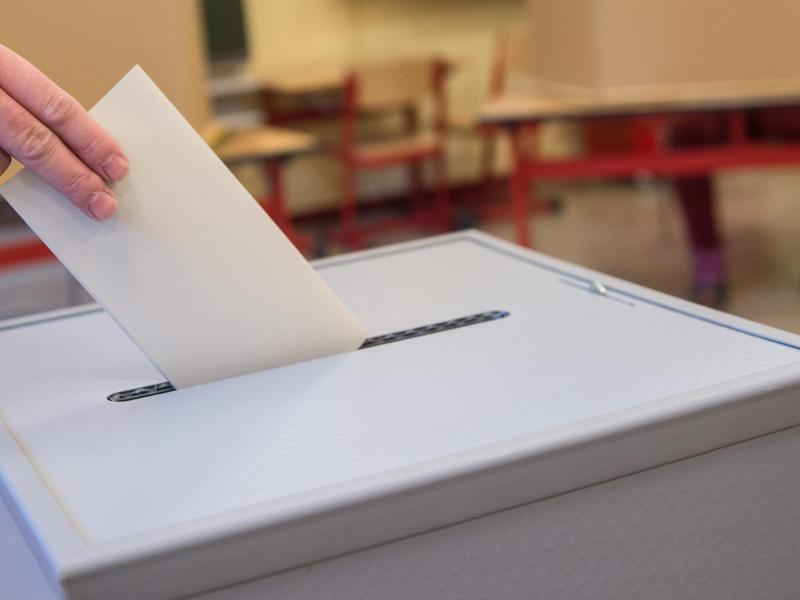 Ein Mann wirft in einer Grundschule seinen Stimmzettel für die Landtagswahl in Niedersachsen in eine Wahlurne. Foto: Silas Stein/dpa/Archivbild