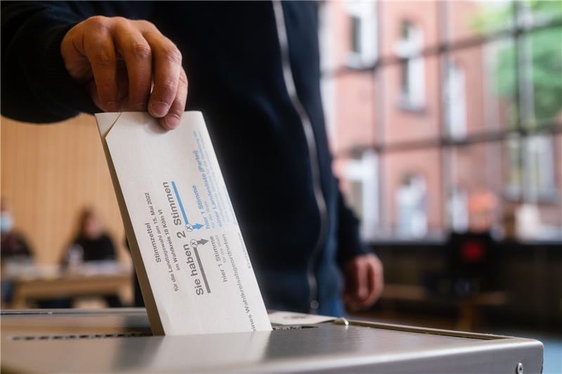 Alle Infos zum Thema Landtagswahl 2022 Ein Mann wirft in einer Sporthalle seinen Stimmzettel in die Wahlurne. Symbolfoto: Marius Becker/dpa