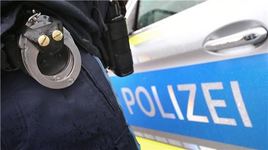 Ein Mann wurde in Bremen festgenommen, nachdem er eine Gruppe Jugendliche mit einem Messer bedroht hatte. (Symbolbild)