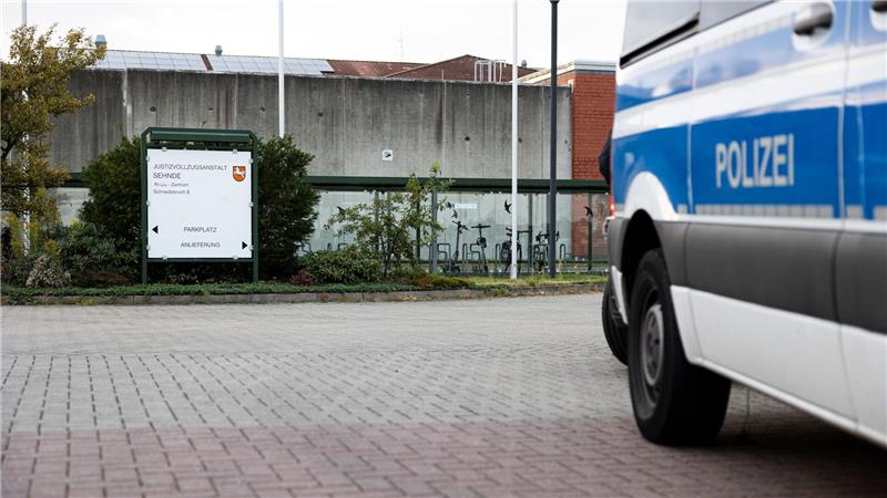 Verdächtiger im Fall Maddie aus Haft entlassen Ein Mannschaftswagen steht vor der JVA.
