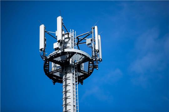 Ein Mast mit verschiedenen Antennen von Mobilfunkanbietern.