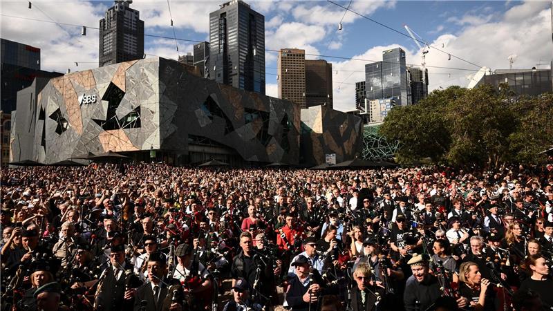 Melbourne: 374 Dudelsackspieler knacken mit AC/DC Weltrekord Ein Meer aus Karos und Hunderte Dudelsäcke: Melbourne war im Rekordfieber.