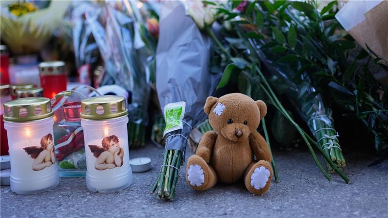 Crans-Montana: Ermittlungen wegen fahrlässiger Tötung Ein Meer aus Kerzen, Blumen und Stofftieren erinnert an die Opfer.