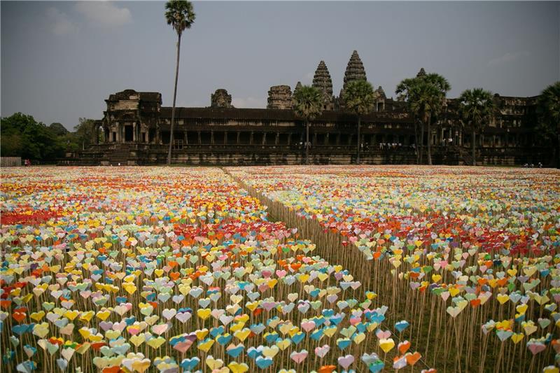 Neuer Origami-Herzen Weltrekord vor Angkor Wat Ein Meer aus Origami-Herzen steht vor der berühmten Tempelanlage Angkor Wat.