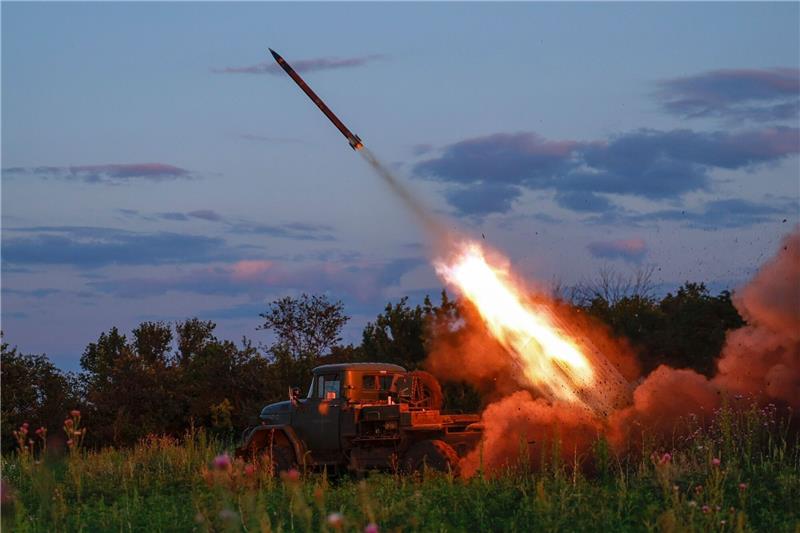 Mehrere Tote nach russischem Beschuss im Gebiet Donezk Ein Mehrfachraketenwerfer der ukrainischen Armee feuert Raketen auf russische Stellungen im Gebiet Oblast Donezk.