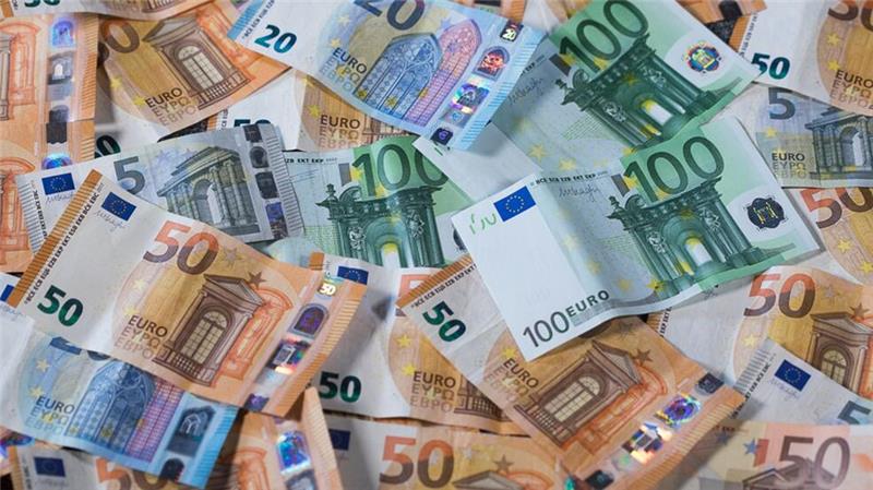 Ein Mensch in Bremen hat eine Tasche mit sehr viel Geld gefunden - nun wird der Eigentümer oder die Eigentümerin gesucht. (Symbolbild)