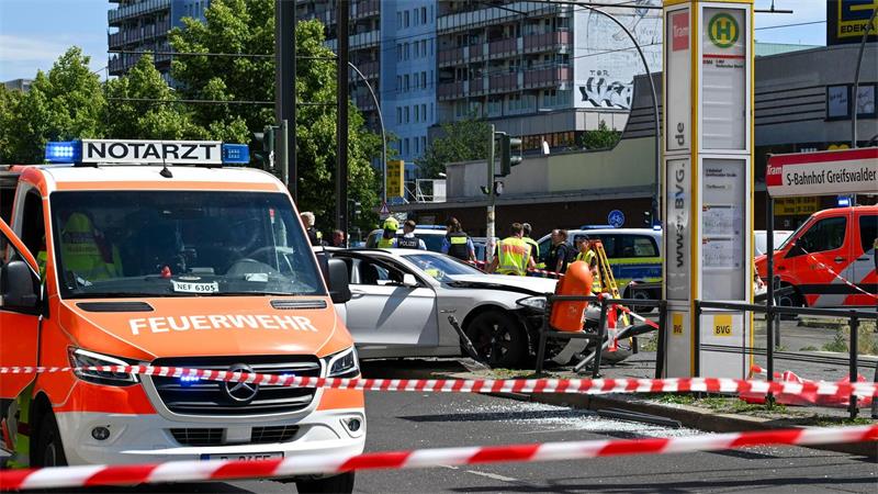 Ein Mensch kam bei dem Unfall ums Leben.